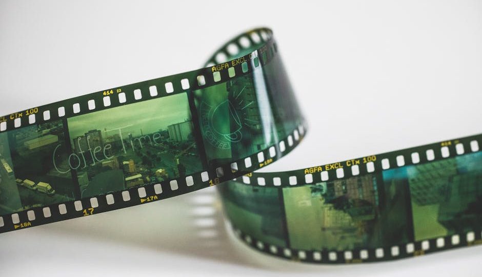 Close-up de uma tira de filme vintage AGFA com exposições cinematográficas, evocando nostalgia.