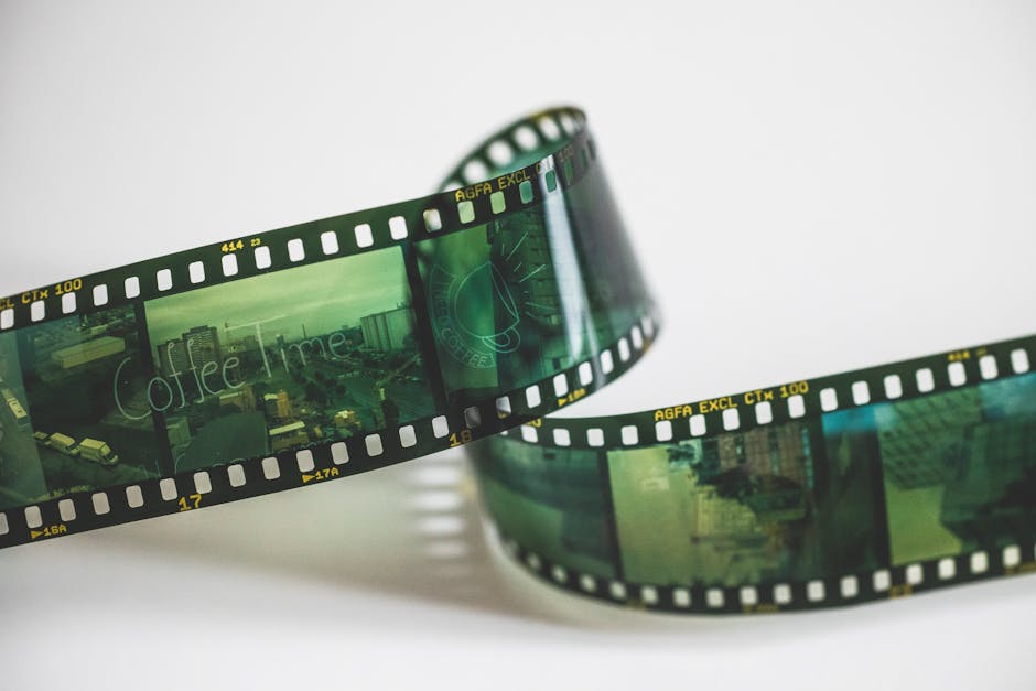 Close-up de uma tira de filme vintage AGFA com exposições cinematográficas, evocando nostalgia.