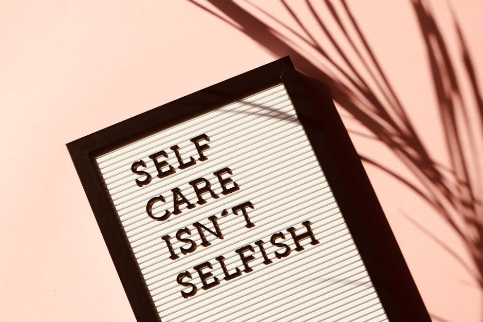 Quadro de letras exibindo 'Cuidar de si não é egoísmo' com sombra artística em fundo rosa.