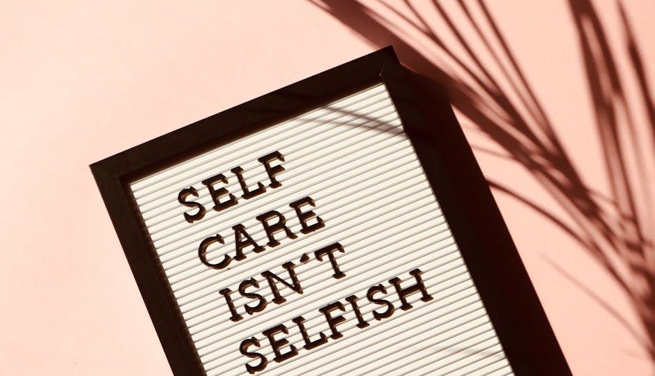Quadro de letras exibindo 'Cuidar de si não é egoísmo' com sombra artística em fundo rosa.