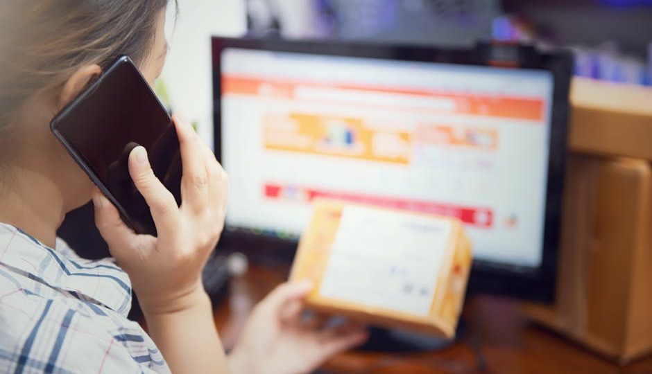 Mulher estudando em plataforma de ensino a distância pelo celular.