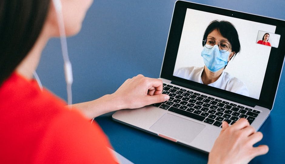 Casal planejando viagem sustentável pós-pandemia em videochamada.