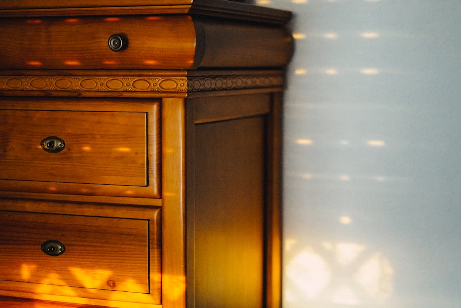 Um antigo armário de madeira com detalhes de design intrincados iluminado pelo sol, projetando padrões na parede.