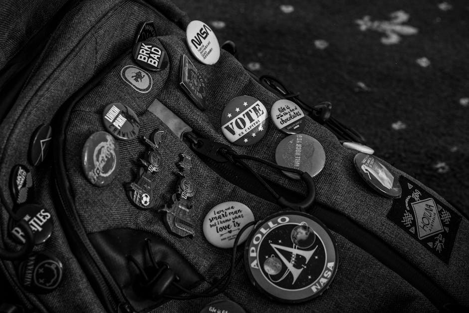 Mochila com distintivos de química e elementos relacionados à série Breaking Bad.
