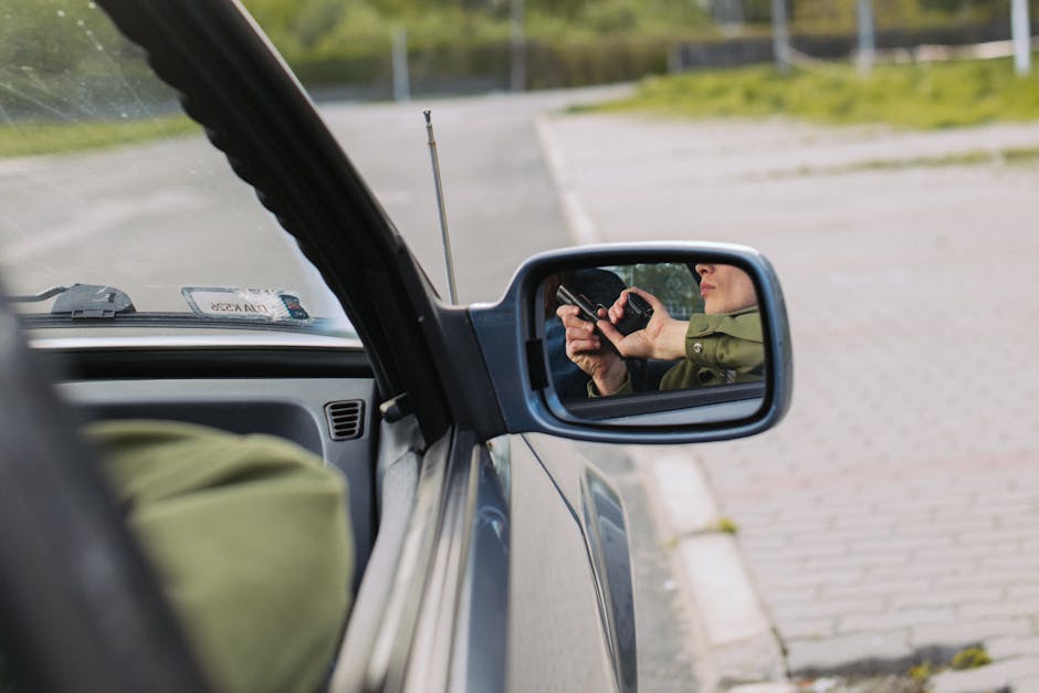 Reflexo de um homem com arma no espelho do carro, remetendo a um cenário tenso e misterioso.