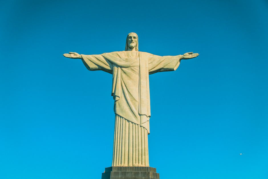Mulher empoderada diante do Cristo Redentor, símbolo de força e independência, no Rio de Janeiro, Brasil.