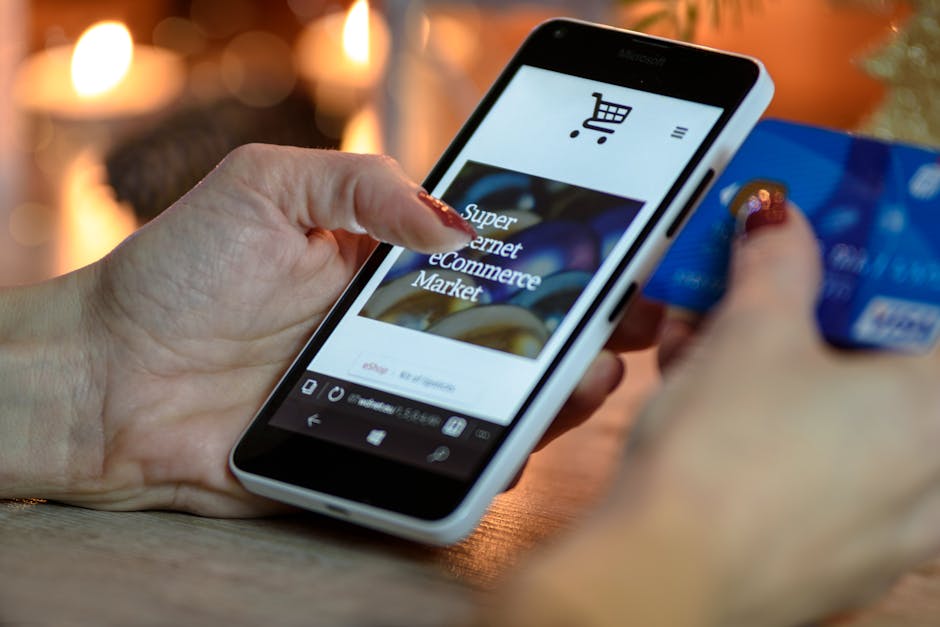 Mulher fazendo compras online pelo smartphone com cartão de crédito, fundo festivo iluminado.