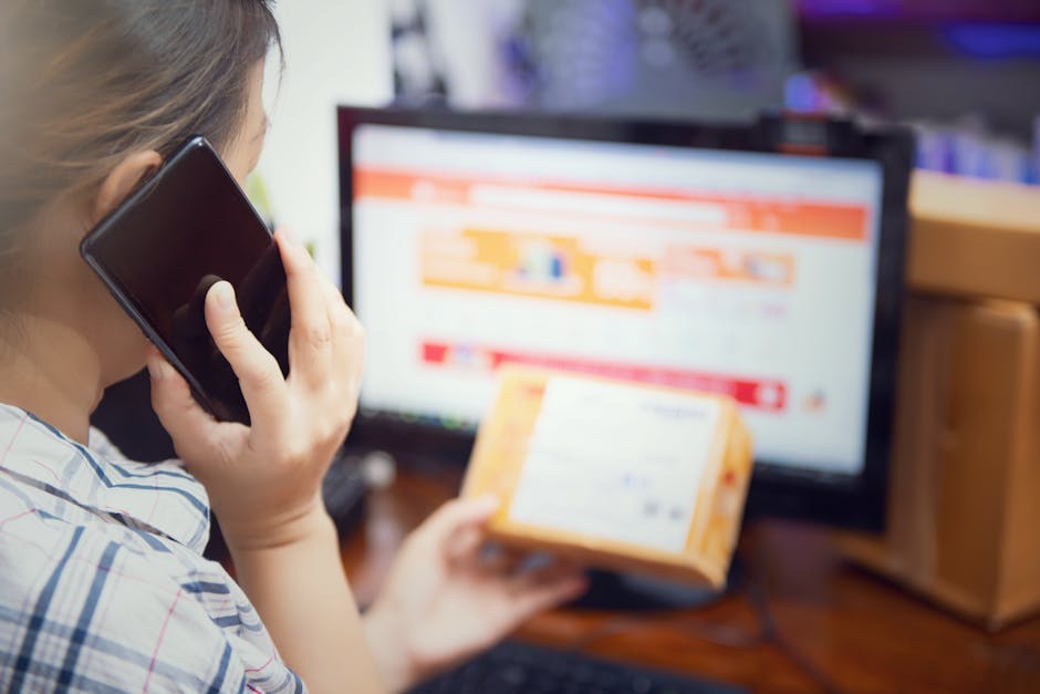 Mulher assiste aula online em seu celular após receber material didático. foco seletivo.