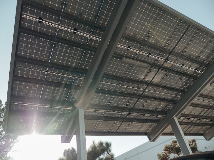 Painéis solares em estrutura metálica com luz solar filtrando, destacando energia sustentável.