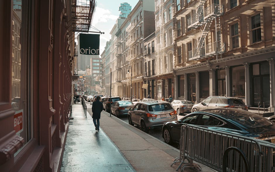 Retrato de Enzo Díaz em meio à paisagem urbana de Nova York, refletindo sua jornada na cidade.