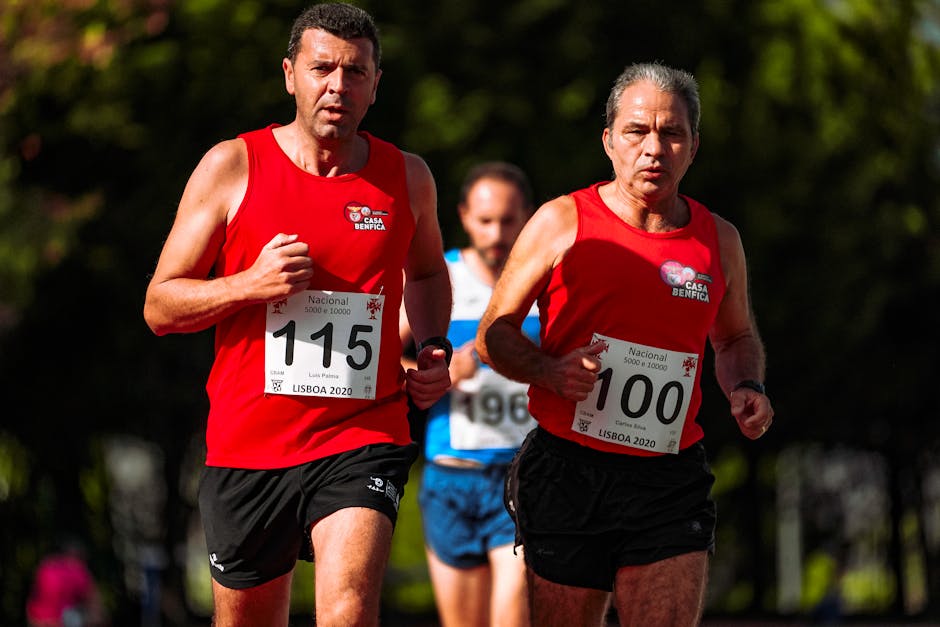 Dois homens de meia-idade fazendo corrida em casa durante treino de fitness.