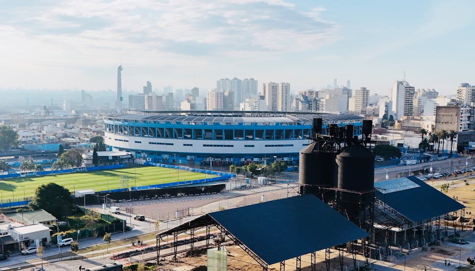 Panorâmica do estádio do Flamengo lotado, com a torcida vibrando e bandeiras rubro-negras.