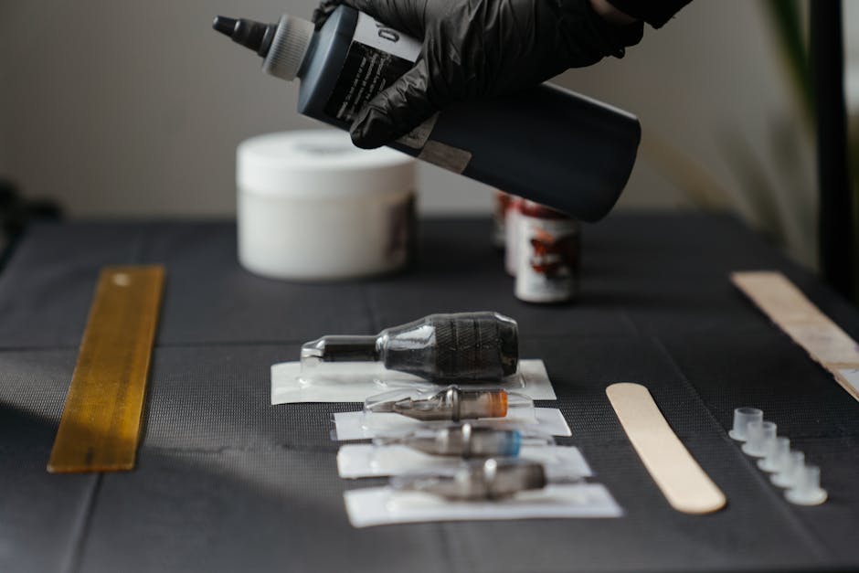 Documentos de aposentadoria do INSS em cima de uma mesa, mostrando papéis e caneta para assinatura.