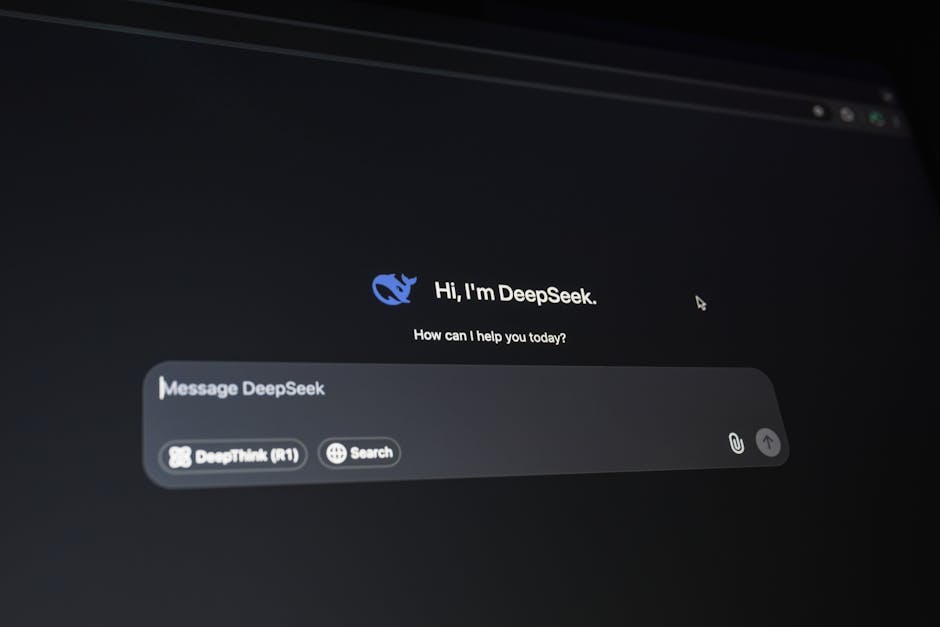 Interface de assistente digital em destaque em tela escura, demonstrando comunicação por tecnologia de IA.