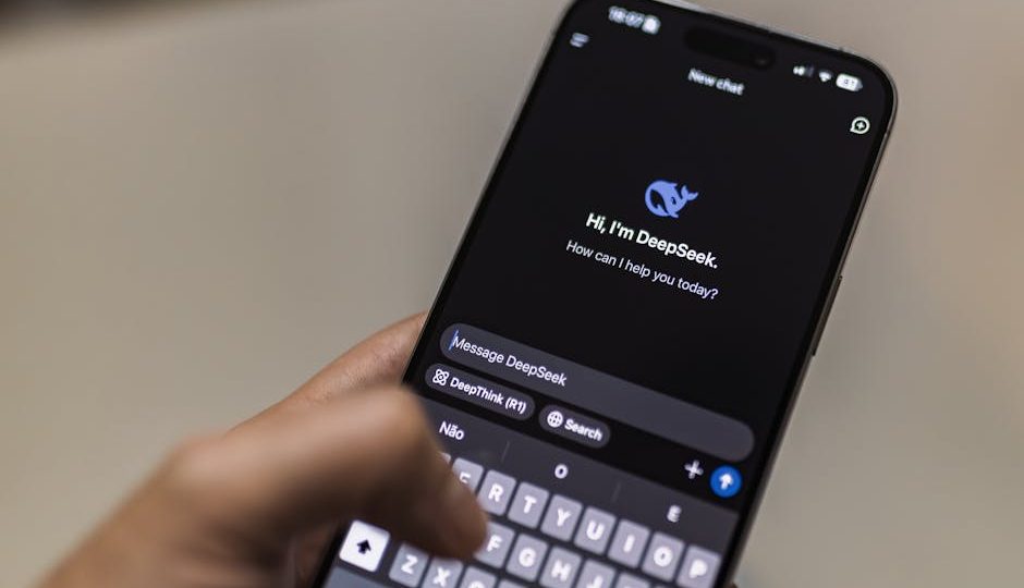 Interface de chat da inteligência artificial DeepSeek em um smartphone, representando o uso da tecnologia moderna.