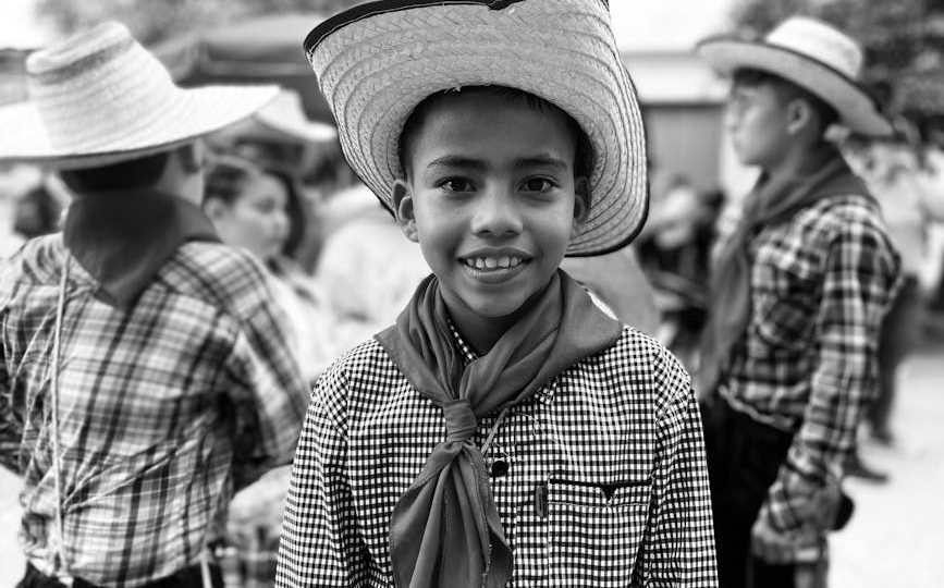 Jovem sorrindo com camisa do Once Caldas em La Dorada, Colômbia.