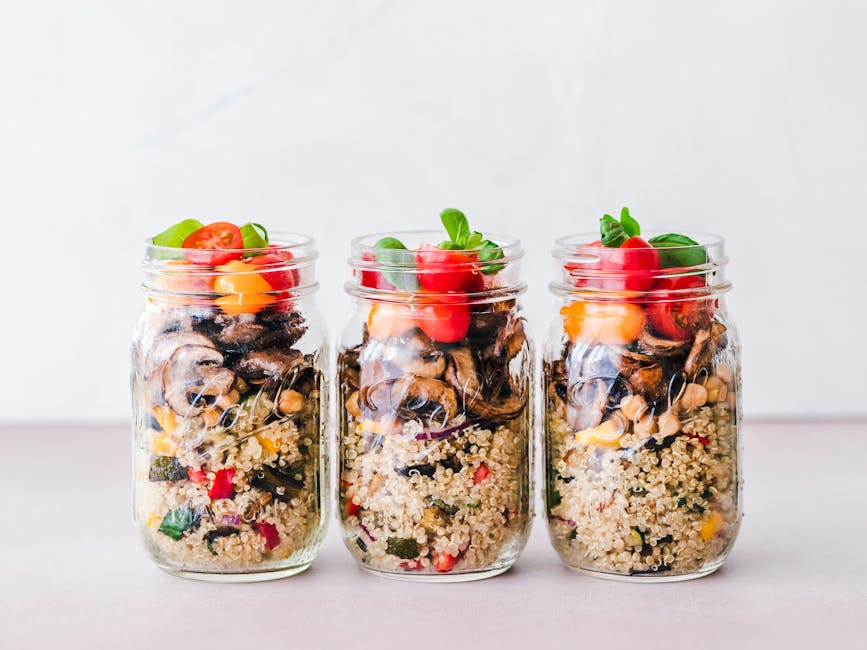 Salada de quinoa colorida com cogumelos e tomates, ideal para uma refeição saudável.