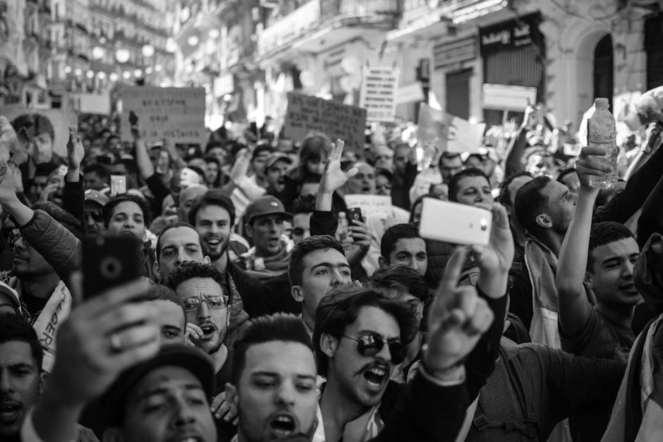 Protesto de rua lotada com intensidade e detalhes na Argélia.