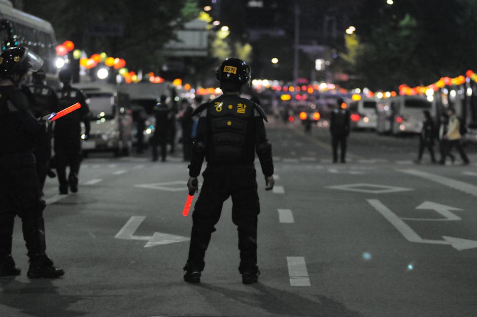 Confronto entre manifestantes e policiais durante um protesto noturno, garantindo a segurança pública.