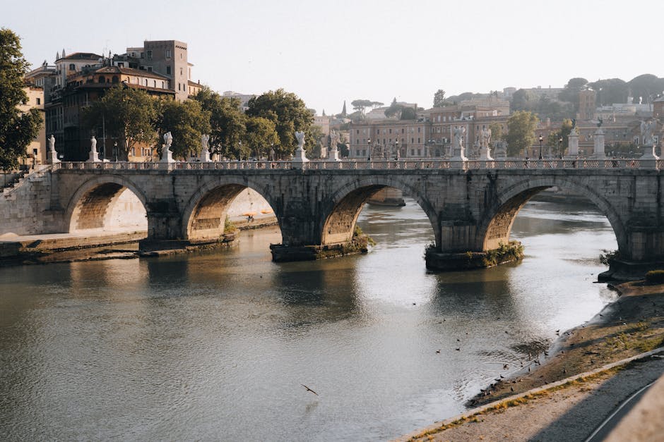 Ponte Sant'Angelo, em Roma, vista do rio Tibre, um dos símbolos da paixão dos torcedores da Roma FC.