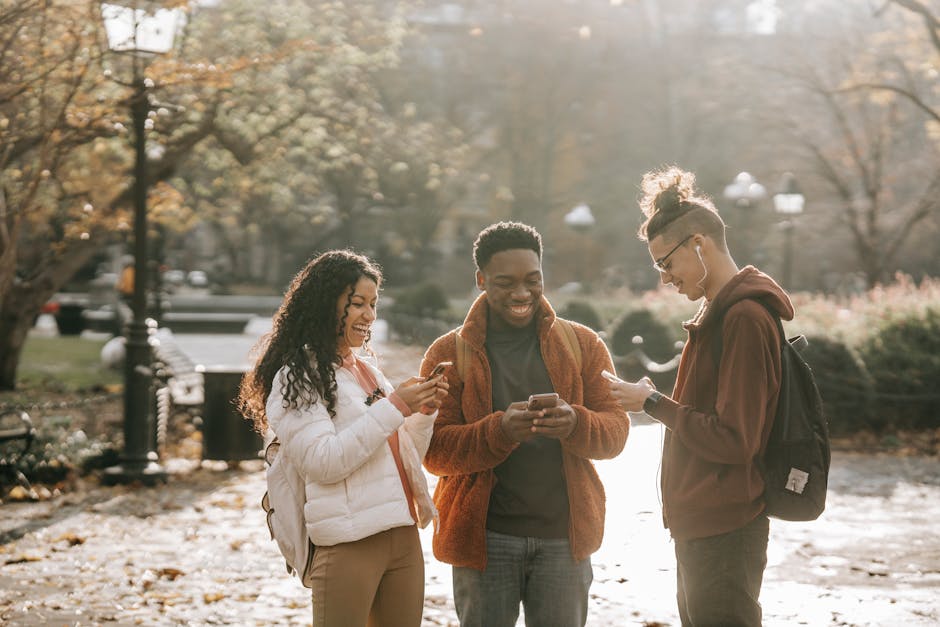 Jovens usando tecnologia 5G em um parque ensolarado.