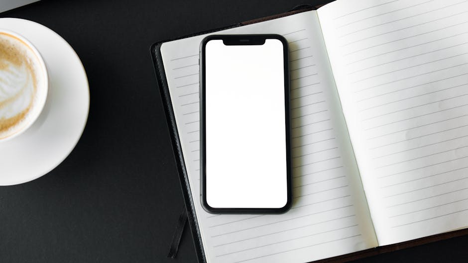 Smartphone e café em uma mesa com notebook. Tecnologia 5G para trabalho e temas de tecnologia.