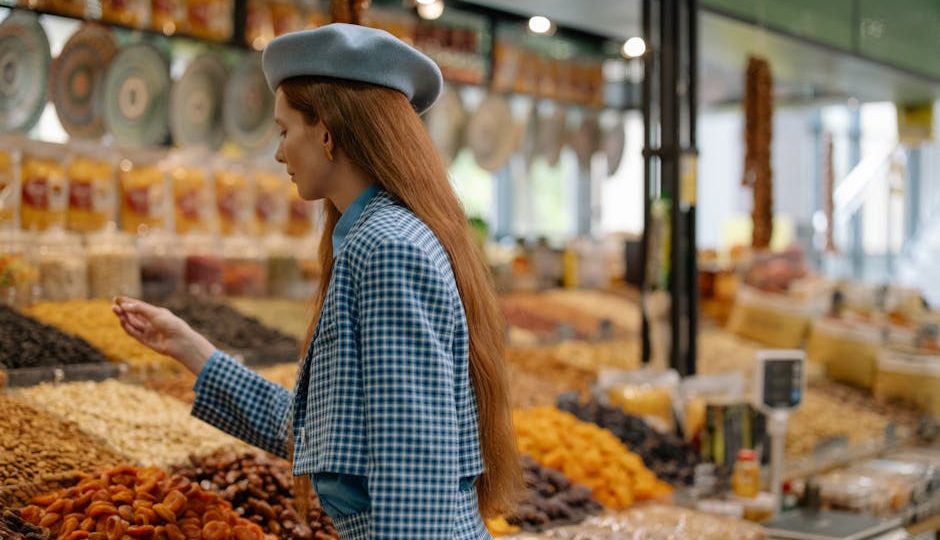 Mulher vestida com roupas antigas em meio a uma multidão na época de Jesus.