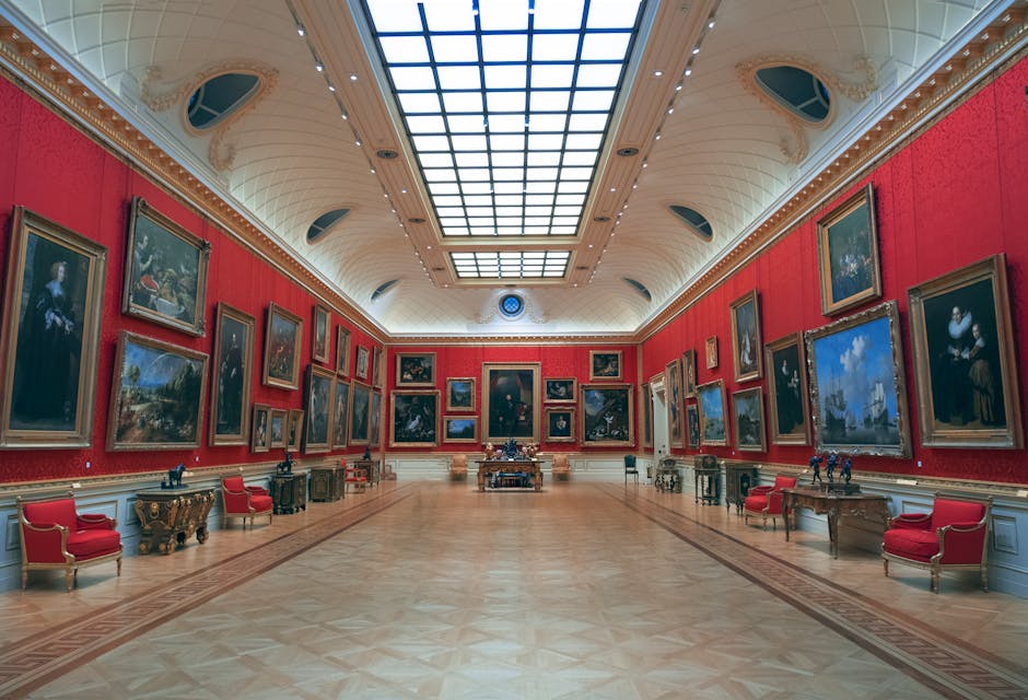 Exposição de arte contemporânea de Wallace Yan em galeria de São Paulo, com obras vibrantes em paredes brancas sob iluminação natural.