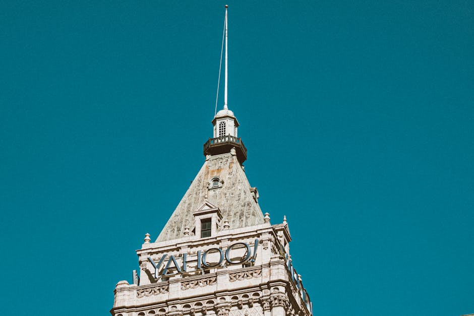 Prédio icônico da Yahoo sob céu azul, destacando arquitetura histórica.