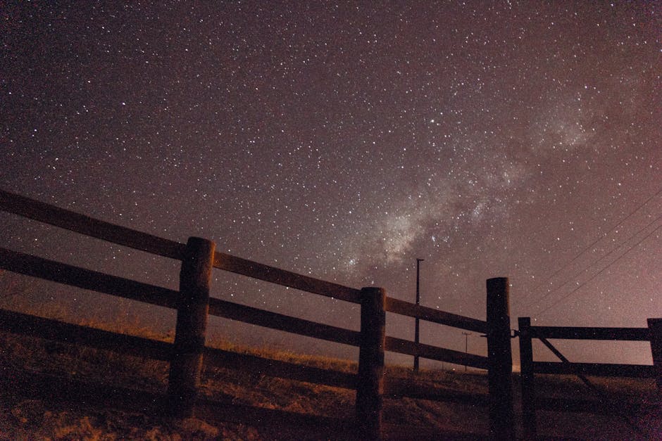 Céu estrelado com Via Láctea vista por cima de uma cerca em Paragominas, Brasil.