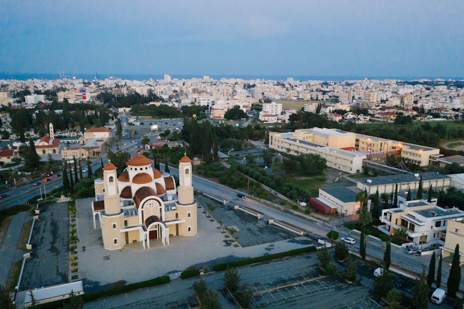 Igreja de São Jorge Kontos em Larnaca, Chipre, com vista da cidade ao fundo, relacionada ao AEK Larnaca.