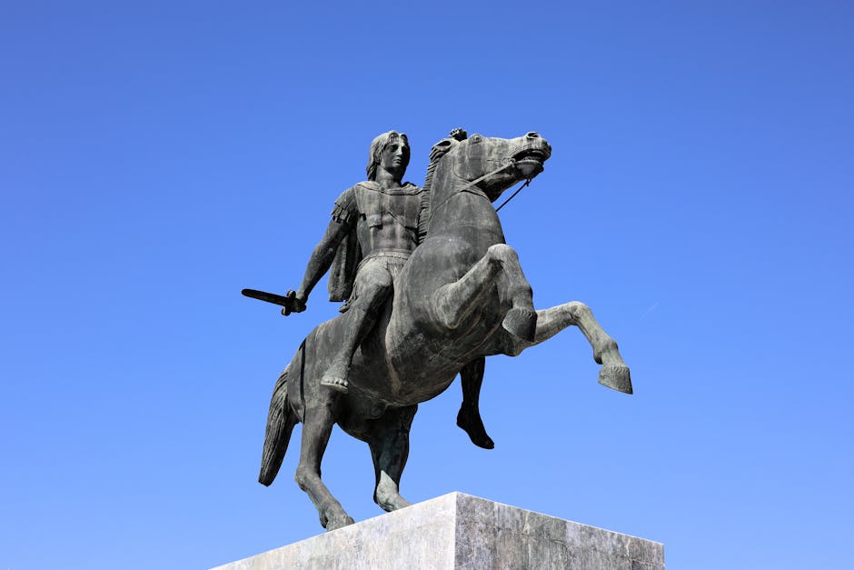 Estátua imponente de Alexandre, o Grande, a cavalo, em Tessalônica, Grécia.