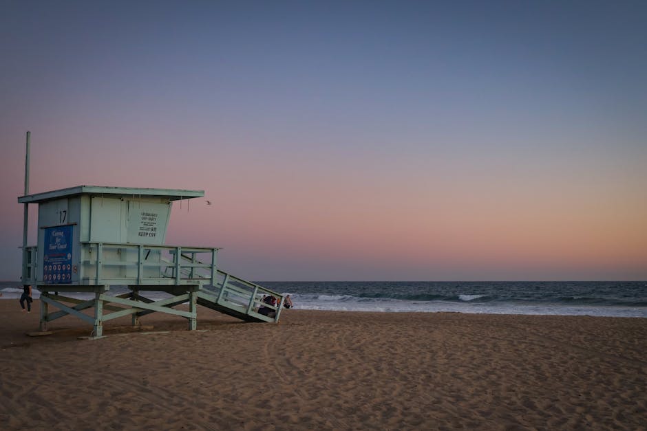 Foto de Anthony Gordon surfando ao pôr do sol em Santa Monica Beach, capturando a essência do verão.