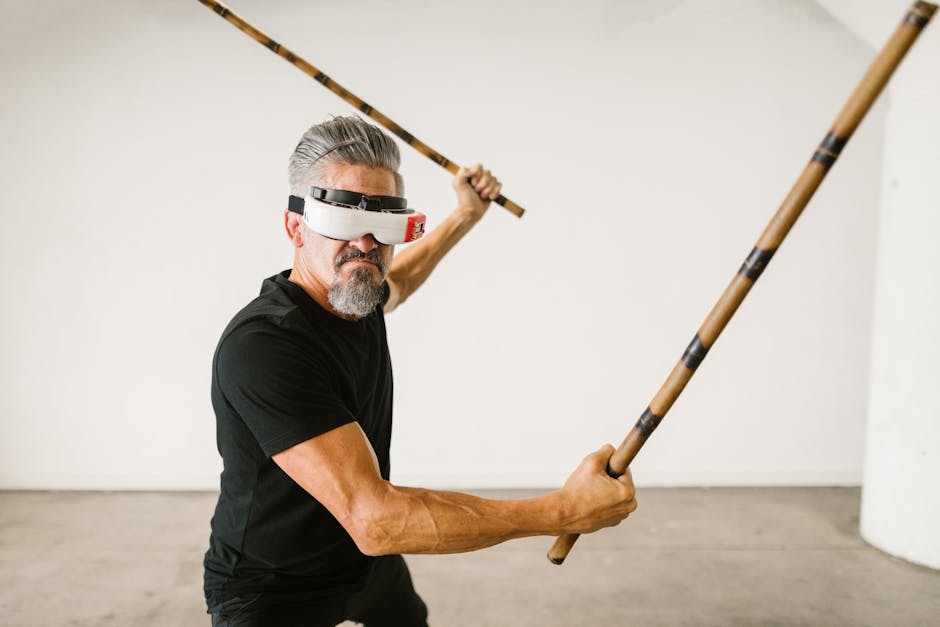 Homem treinando artes marciais com bastões em ambiente virtual.