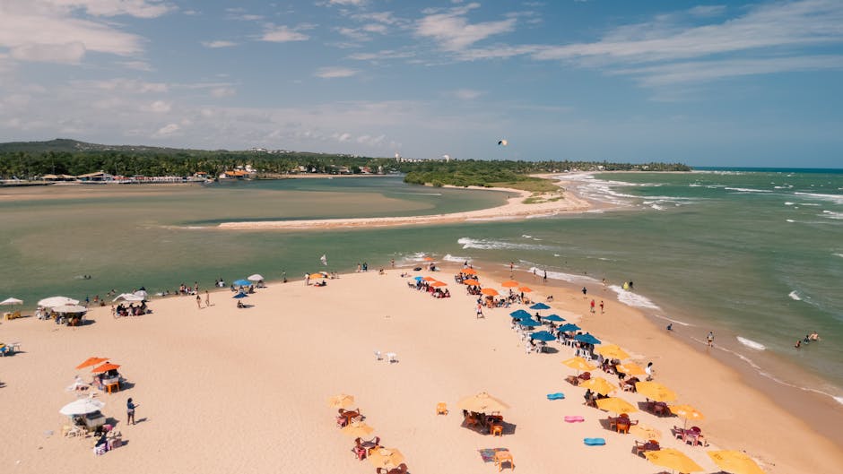 Torcedores do Bahia e Fluminense se encontram em praia movimentada de Lauro de Freitas, Bahia.
