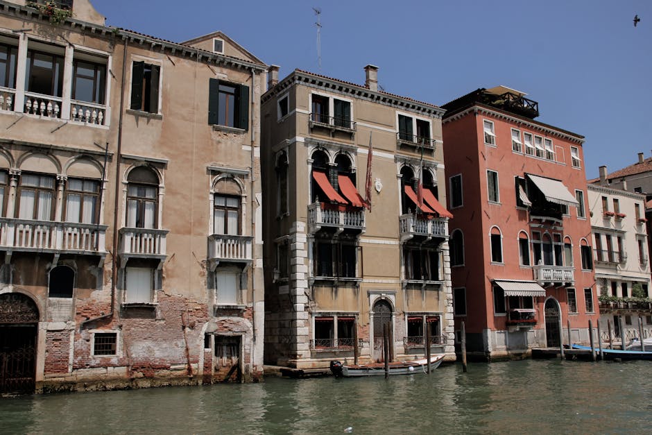 Retrato de Bella Ramsey em um cenário de arquitetura veneziana ao longo do canal em Veneza, Itália.