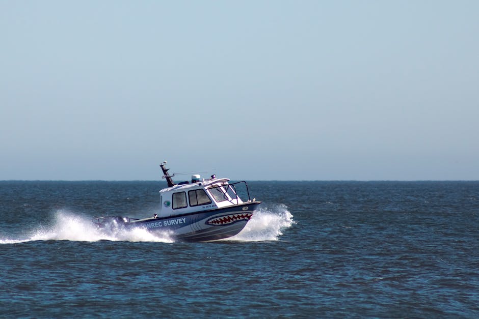 Mulher caminhando na praia de Bethany Beach, Delaware, em um dia ensolarado.