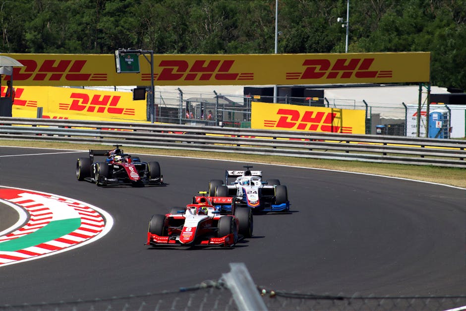 Corrida de alta velocidade da F2 no Hungaroring em Mogyoród, mostrando ação dinâmica das corridas.