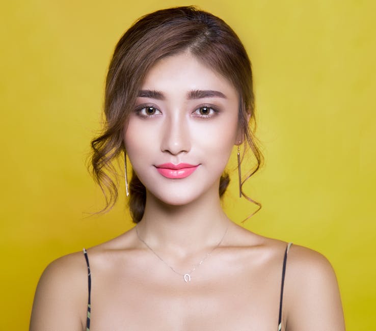 Retrato de uma mulher com penteado elegante em um fundo amarelo vibrante.