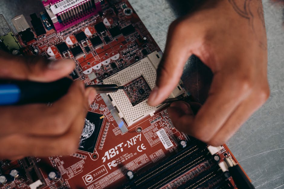 Mãos habilidosas trabalhando em uma placa de circuito, representando tecnologia e engenharia de precisão.