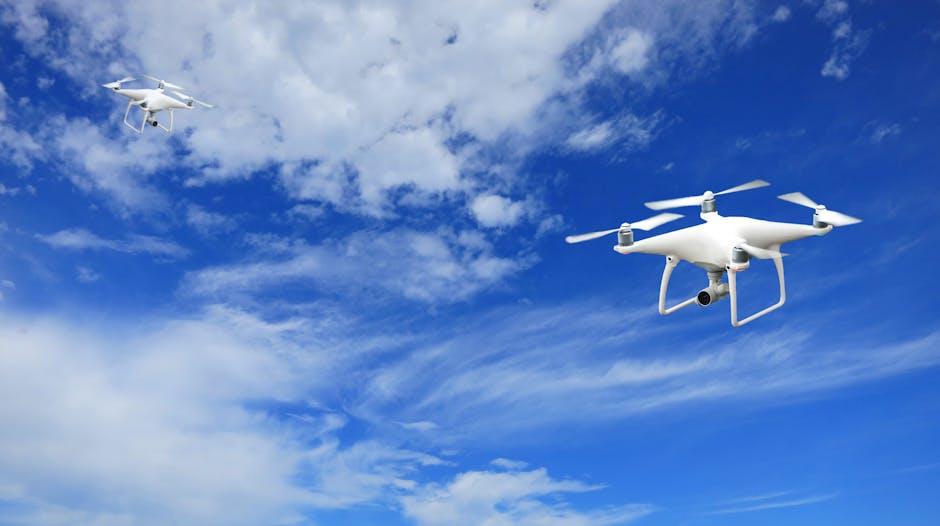 Dois drones voando sobre a sede da FGV Concursos em um dia ensolarado.