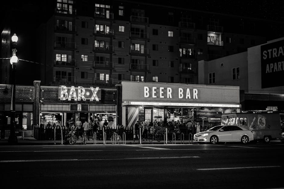 Torcedores do Flamengo comemorando em um bar lotado, bandeiras rubro-negras e muita animação.