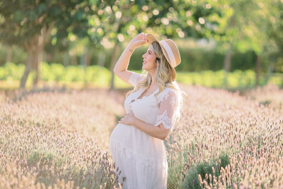 Mulher grávida em um campo de lavanda em Holambra, Brasil.