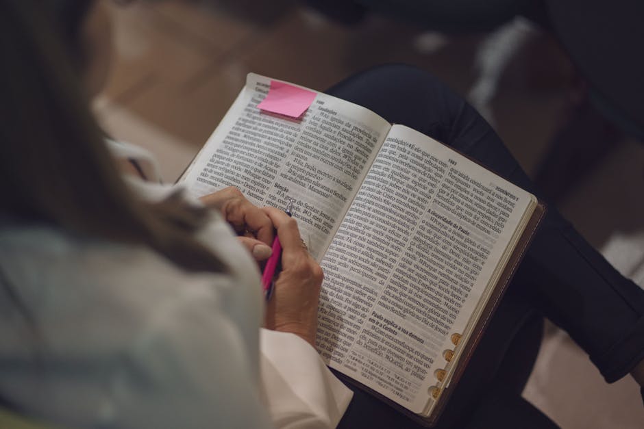 Jovem lendo a Bíblia com anotações, demonstrando devoção e estudo, relacionado ao tema igor jesus.