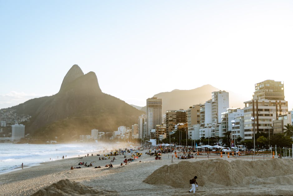Dois Irmãos ao entardecer, vista da Praia de Ipanema, Rio de Janeiro.