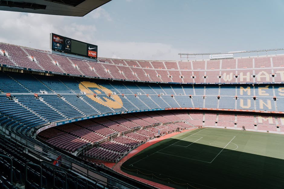 Estádio Camp Nou em Barcelona, casa do FC Barcelona, com arquibancadas icônicas e campo de futebol.
