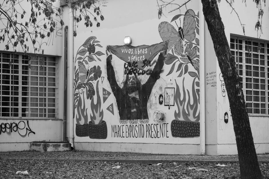 Retrato de Marcelo Grohe, goleiro do Grêmio, em mural vibrante em Porto Alegre, Brasil.