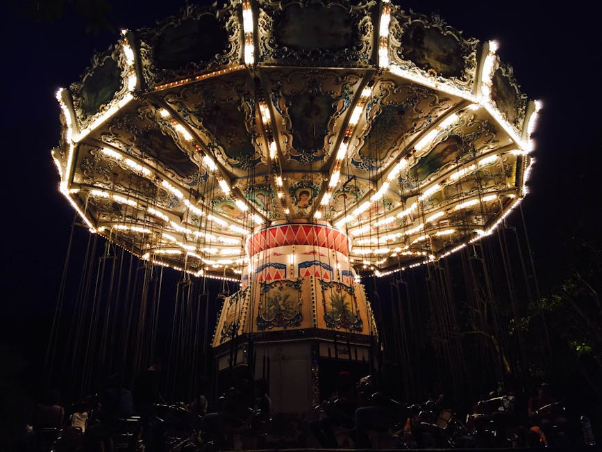Carrossel iluminado em parque de diversões, remetendo à atmosfera festiva da feira.