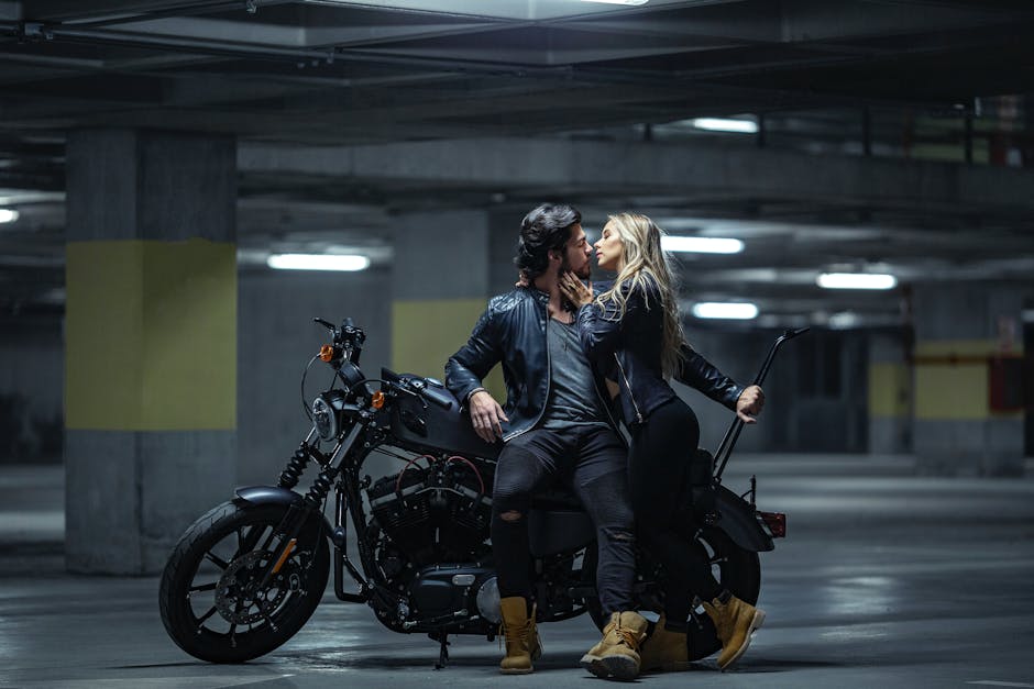 Um casal abraçado em uma motocicleta, explorando as montanhas de Monterrey.
