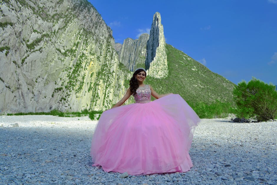Jovem de vestido rosa posando em La Huasteca, Monterrey.